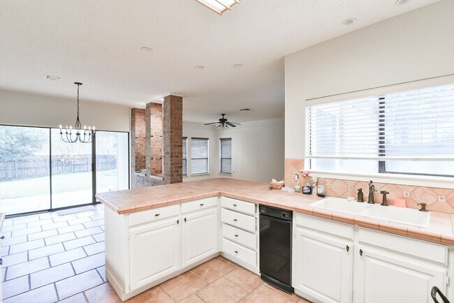 Building Photo - Luxury Living on Lake Arlington