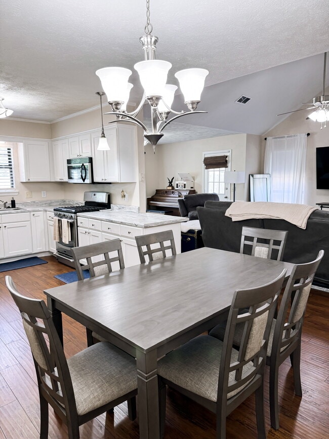 Building Photo - 30 Sweet Gum Ln