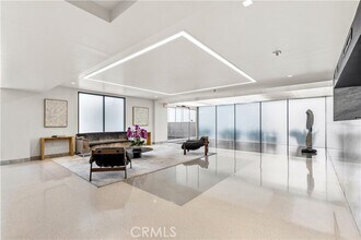 Building Photo - 818 N Doheny Dr