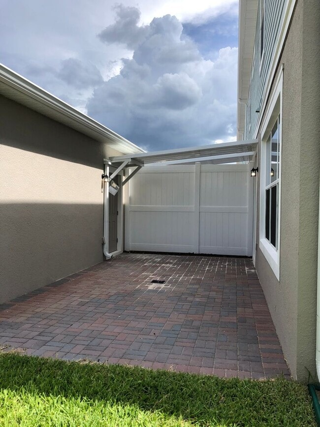 Building Photo - 4BD/3.5BA Townhome in Ravenna Winter Garden!