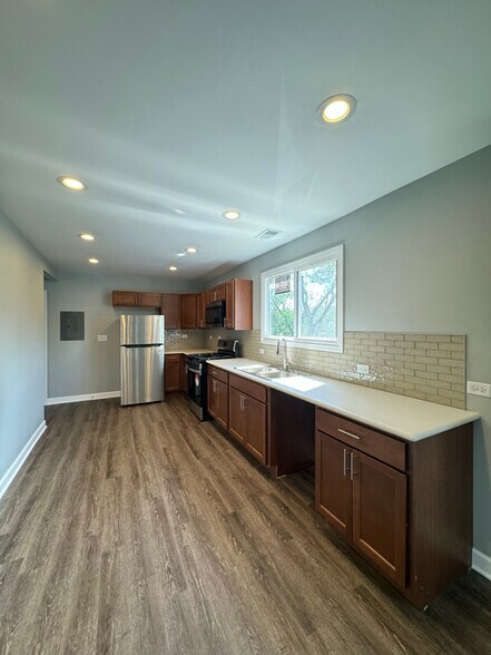 Building Photo - 7141 S Damen Ave