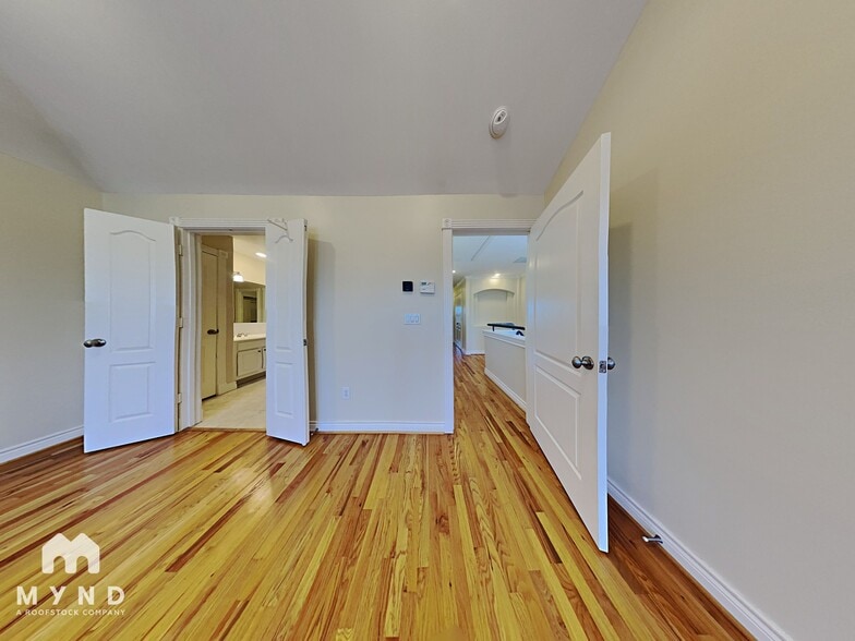 Building Photo - 321 Sandman St