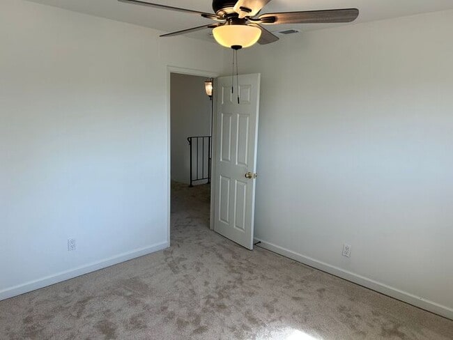 Building Photo - FANTASTIC 3BD TOWNHOUSE FOR LEASE!