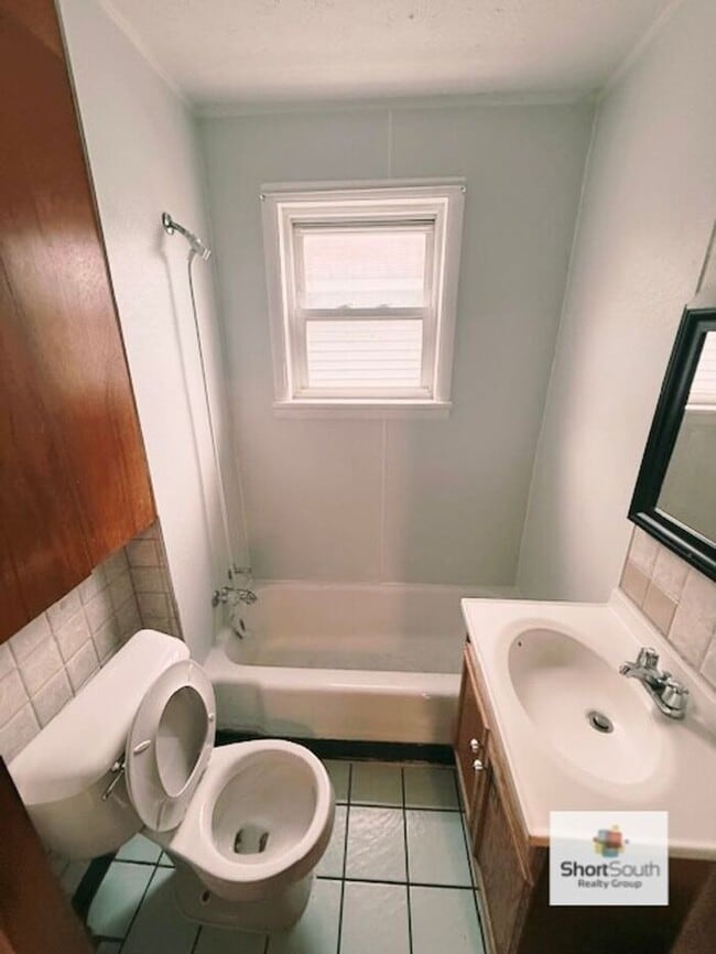 Building Photo - Updated 2 bed 1 bath main floor apartment with covered detached garage