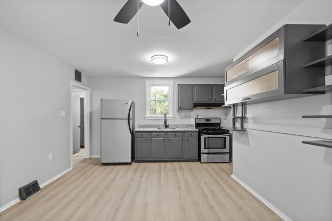 Building Photo - MOVE IN SPECIAL! SCORE HALF OFF 1ST MONTH'S RENT IF SIGNED BY NOV. 21! Beautiful 2 bedroom home i...