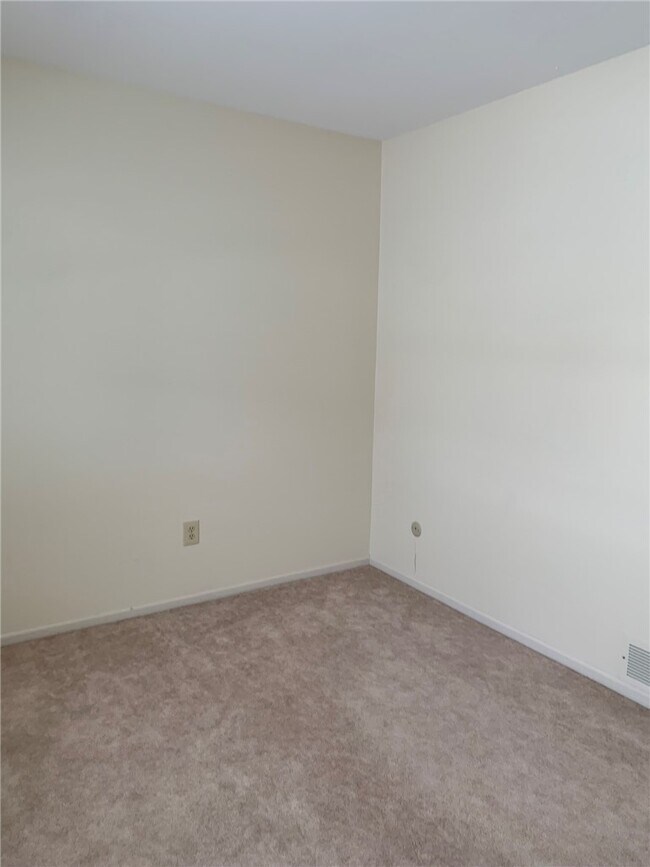 Building Photo - 26 Heron Way S