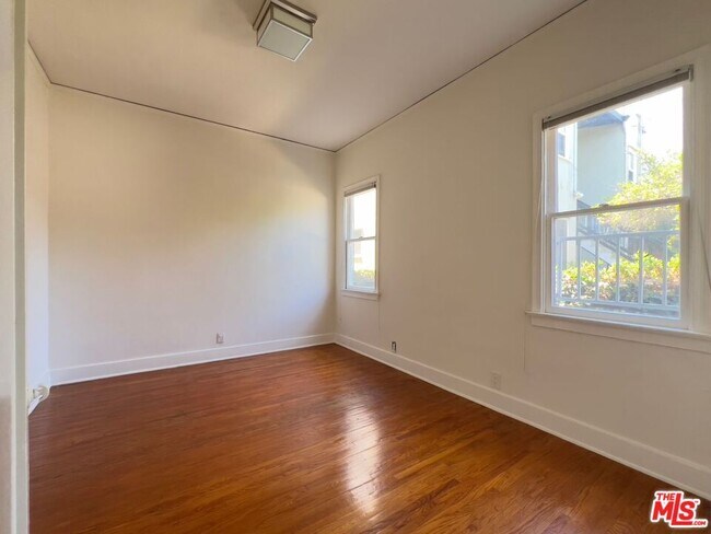 Building Photo - 1532 Rosalia Rd
