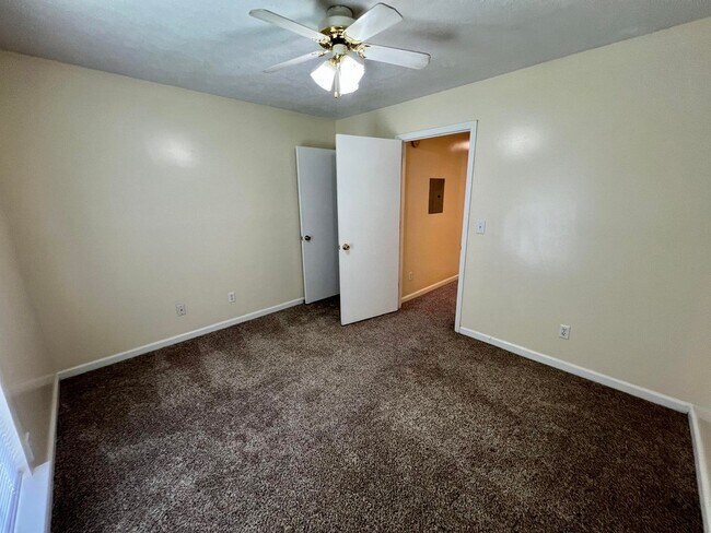 Building Photo - 1BR 1BA Ground Level Apt., Free Water! - *No pets*