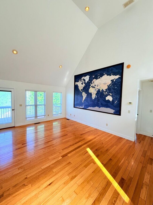 Building Photo - Spacious 3 Bed, 3.5 Bath Home - Convenient Mars Hill Location