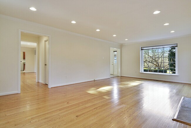 Building Photo - "Coming Soon" Stunning 4 bed, 4.5 baths, N...