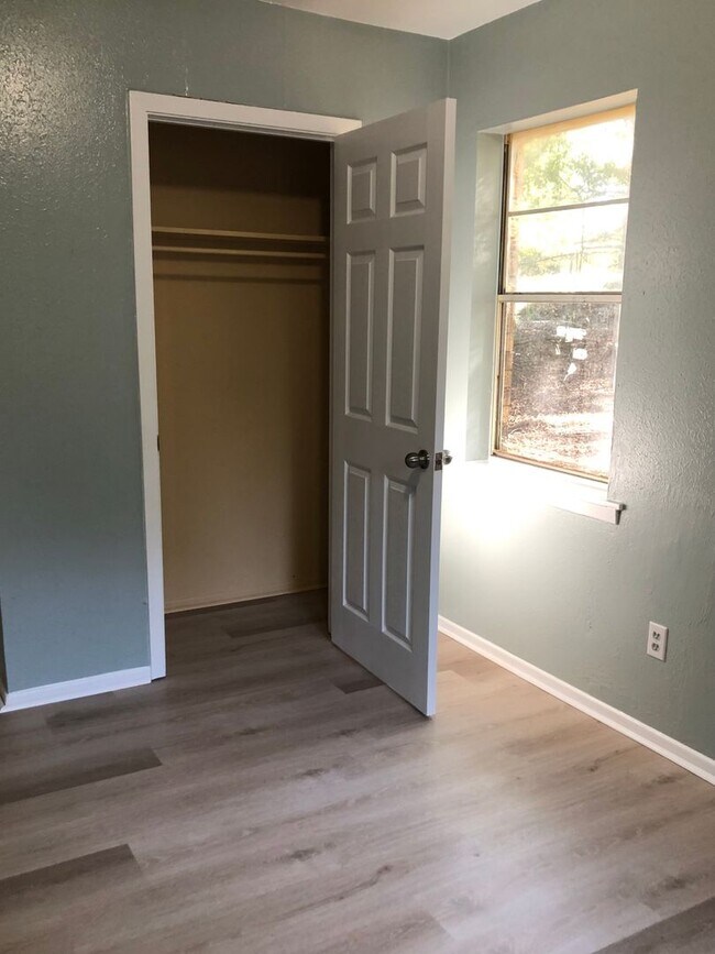 Building Photo - Very nice 3 bedroom/1 bath house with Central Air & Heat