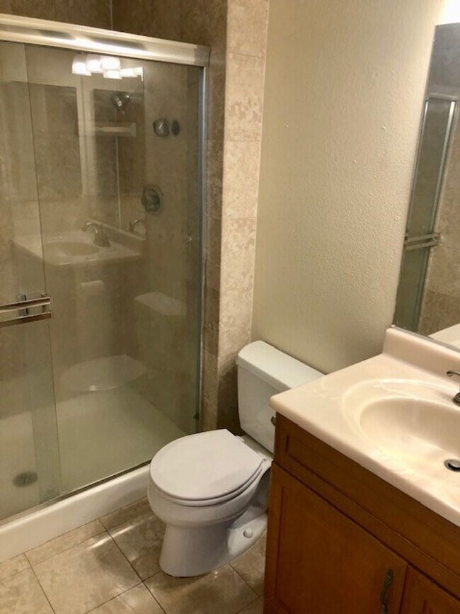 Building Photo - Cute and Sunny 3 Bedroom, 2 Bathroom Home