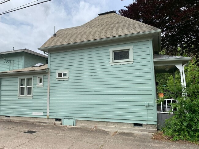 Building Photo - 950-952 SW Jefferson Ave