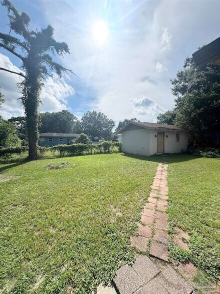 Building Photo - 802 Blue Springs Dr