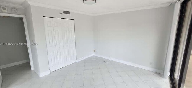 Building Photo - 2843 S Bayshore Dr