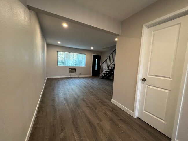 Building Photo - 429 W Elk Ave