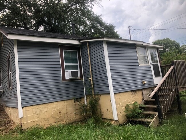 Building Photo - **Holiday Move-in Special**$500 off the first full month's rent!