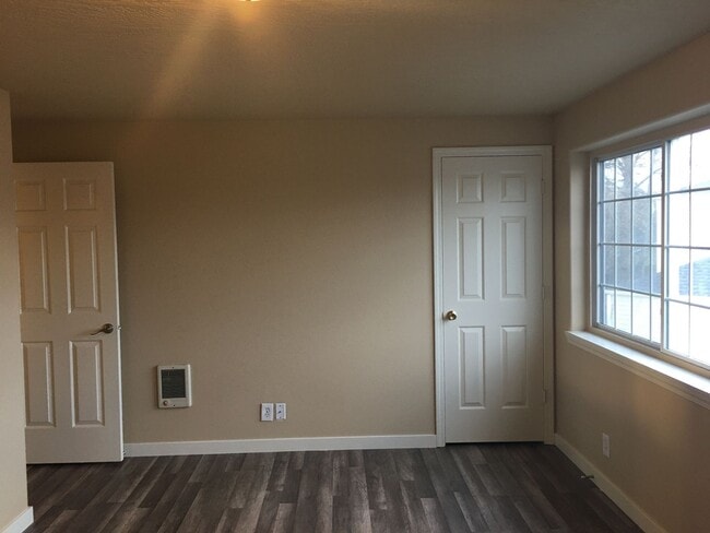 Building Photo - Updated Duplex -3 Bedroom 1.5 Bath - 4886 Fergus Avenue!