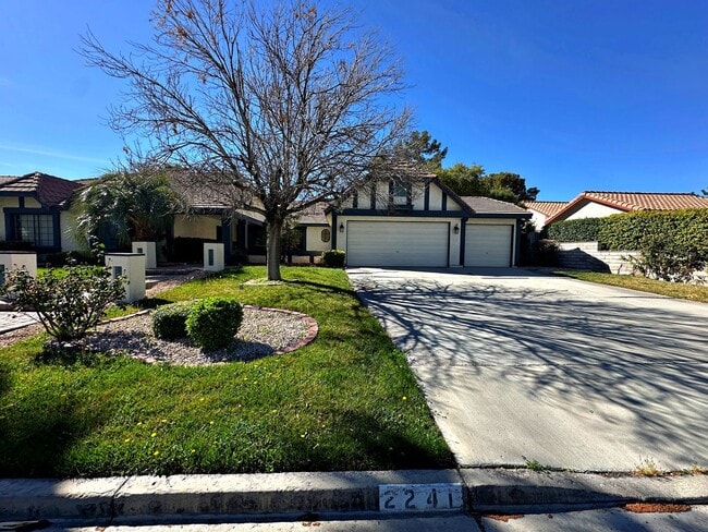 Building Photo - Green Valley Luxury Single Story: Pool, Putting Green, 4 Bedrooms, SOLAR!