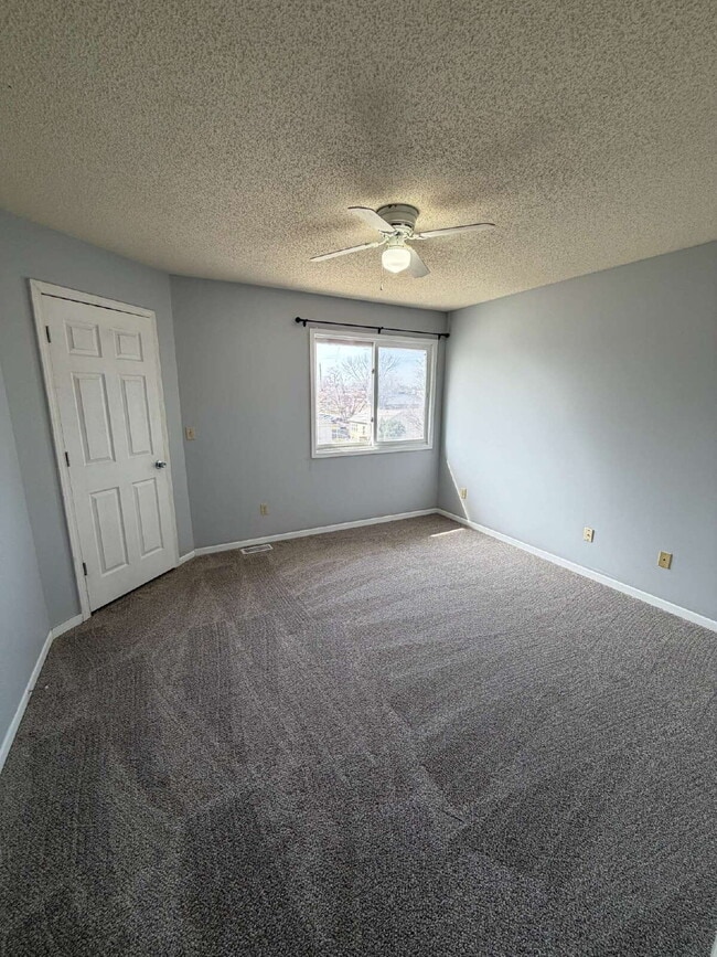 Building Photo - Newly renovated 2-bedroom 1.5 bath townhouse Near Merle Hay Mall!