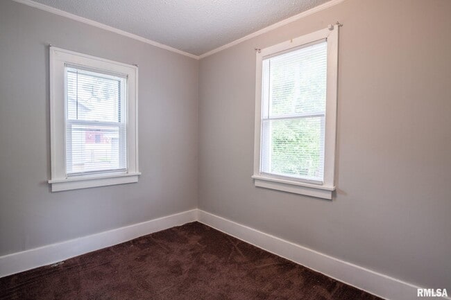 Building Photo - 4515 Drake Dr