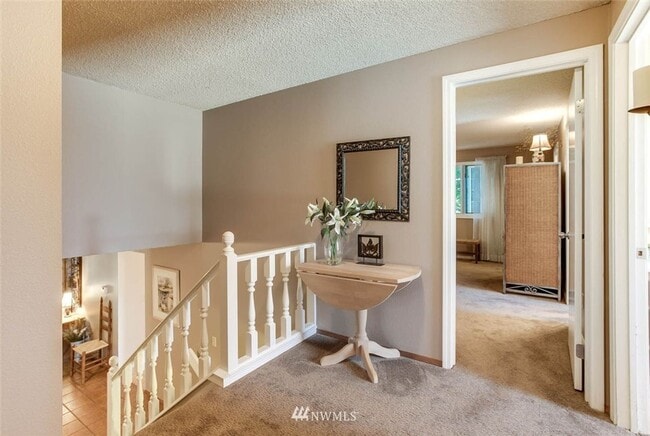Building Photo - 3 bedroom 2.5 bathroom single family house...