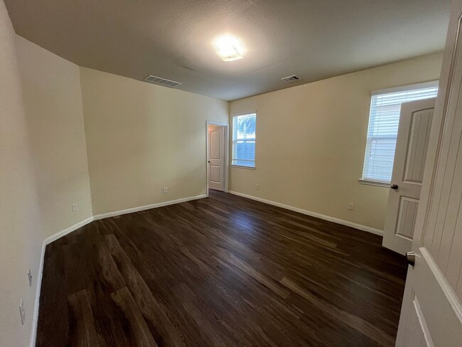 Building Photo - Move-in ready Charming 4-Bed, 2.5-Bath Hom...