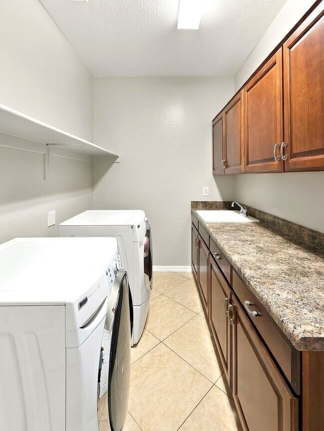 Building Photo - Gilbert 5-Bedroom Home with Pool, Loft & Primary Suite Downstairs – Minutes from Gilbert Regional...