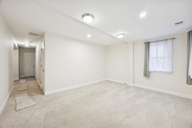 Building Photo - 6 Laurel Ave