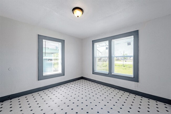 Building Photo - 2526 Campbell St