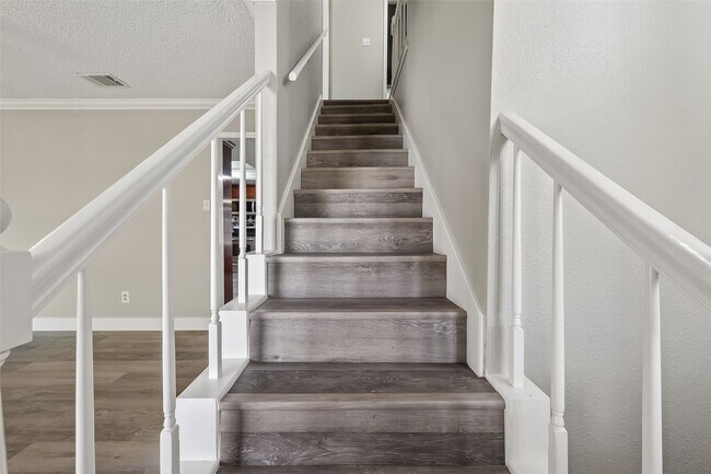 Building Photo - 4002 Cedar Ridge Ct