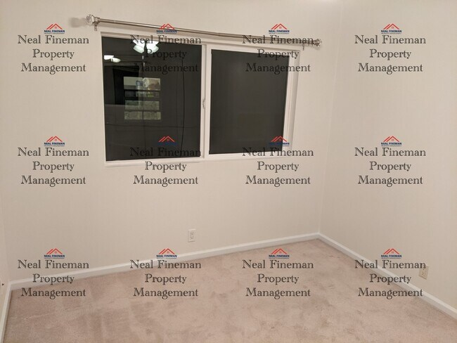 Building Photo - 3 Bed 2 Bath Apartment, 2 Assigned parking...