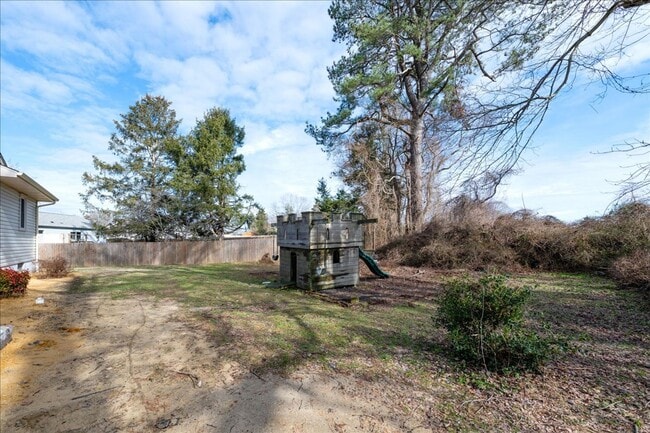 Building Photo - Charming, recently renovated 3-bed, 2.5 bath Ranch for rent in Milford, $2,200/month. Available e...