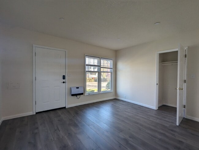 Building Photo - "Charming 3-Bedroom Duplex with Granite Touches & Gleaming Hardwood Floors in Seattle's Vibrant B...