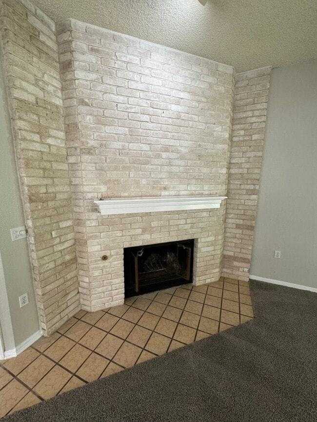 Building Photo - NICE 3 BEDROOM FEATURING WOOD VINYL PLANK ...