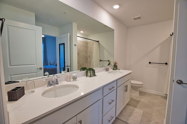 Building Photo - Seasonal Short-Term 3 Bedroom 2 Bathroom First Floor Condo located in Wellen Golf & Country Club!