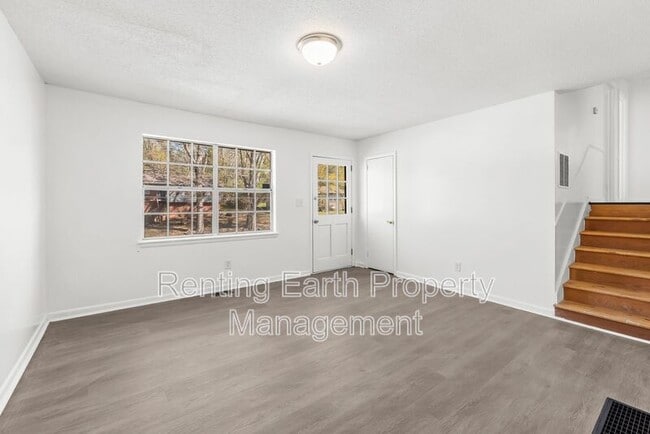 Building Photo - 2836 Creek Ln NE