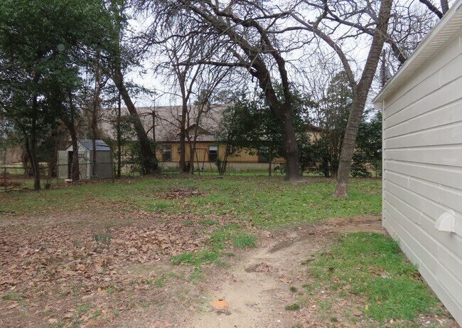 Building Photo - Spacious 3 Bedroom 2 Bathroom Home with LARGE Backyard!