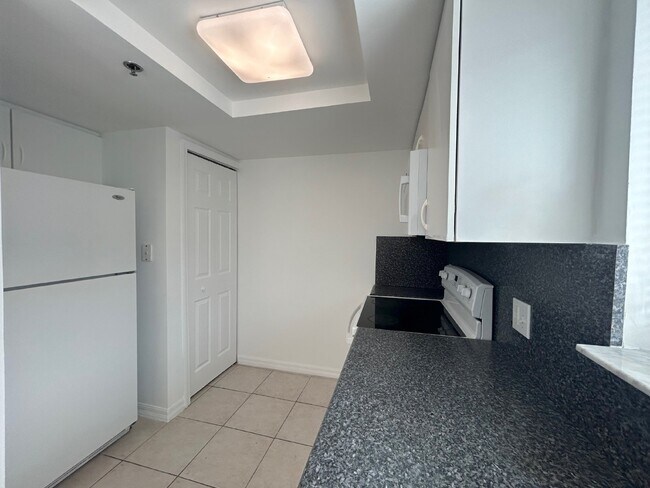 Building Photo - "Modern 2 Bed/2 Bath Condo in Prime Miami ...