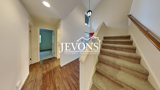 Building Photo - Top-floor 2-level condo with brand-new kit...