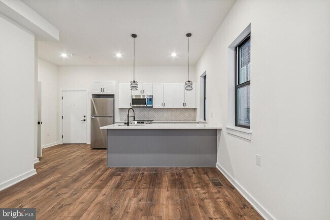 Building Photo - 6211 Woodbine Ave