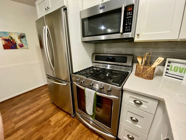 Building Photo - Charming Ranch-Style Home With Garage Avai...