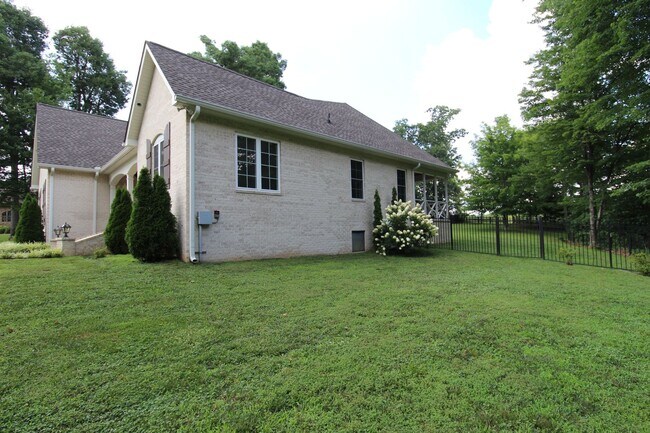 Building Photo - 3 Bedroom 3 Bath House in Beautiful, Quiet Setting