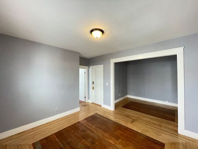 Building Photo - 559 Silver St
