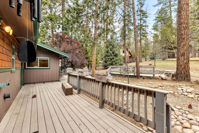 Building Photo - Mountain Lodge Home 1 Mile Away from the C...