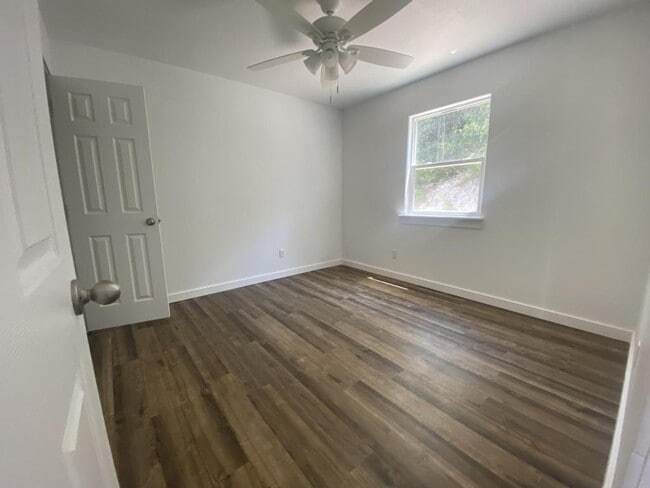 Building Photo - 818 Airport Rd