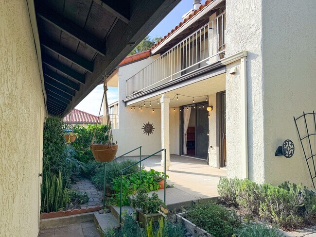 Building Photo - 2262 Martinique Ln