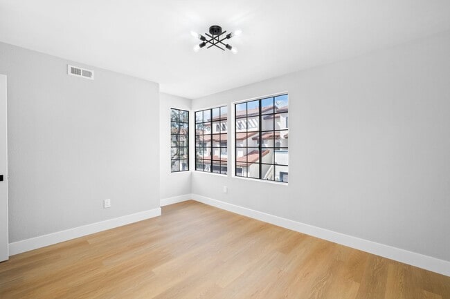 Building Photo - Move-In-Ready Townhome-Style Unit in Chula Vista!