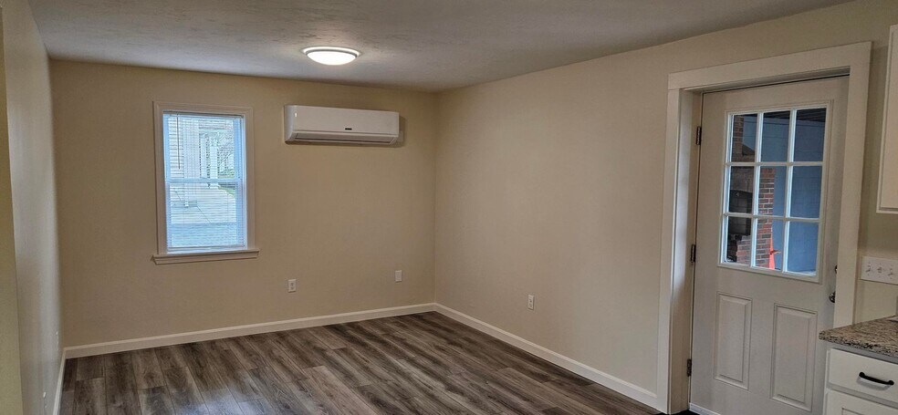 Building Photo - 606 Putnam Pike