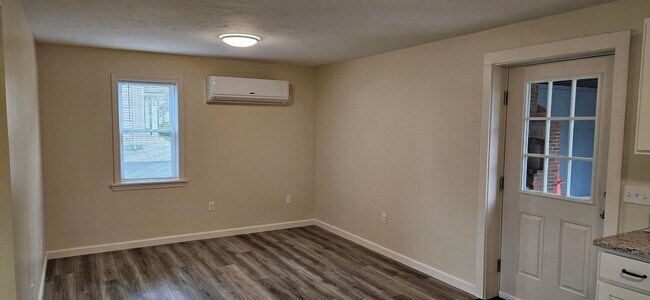 Building Photo - 606 Putnam Pike
